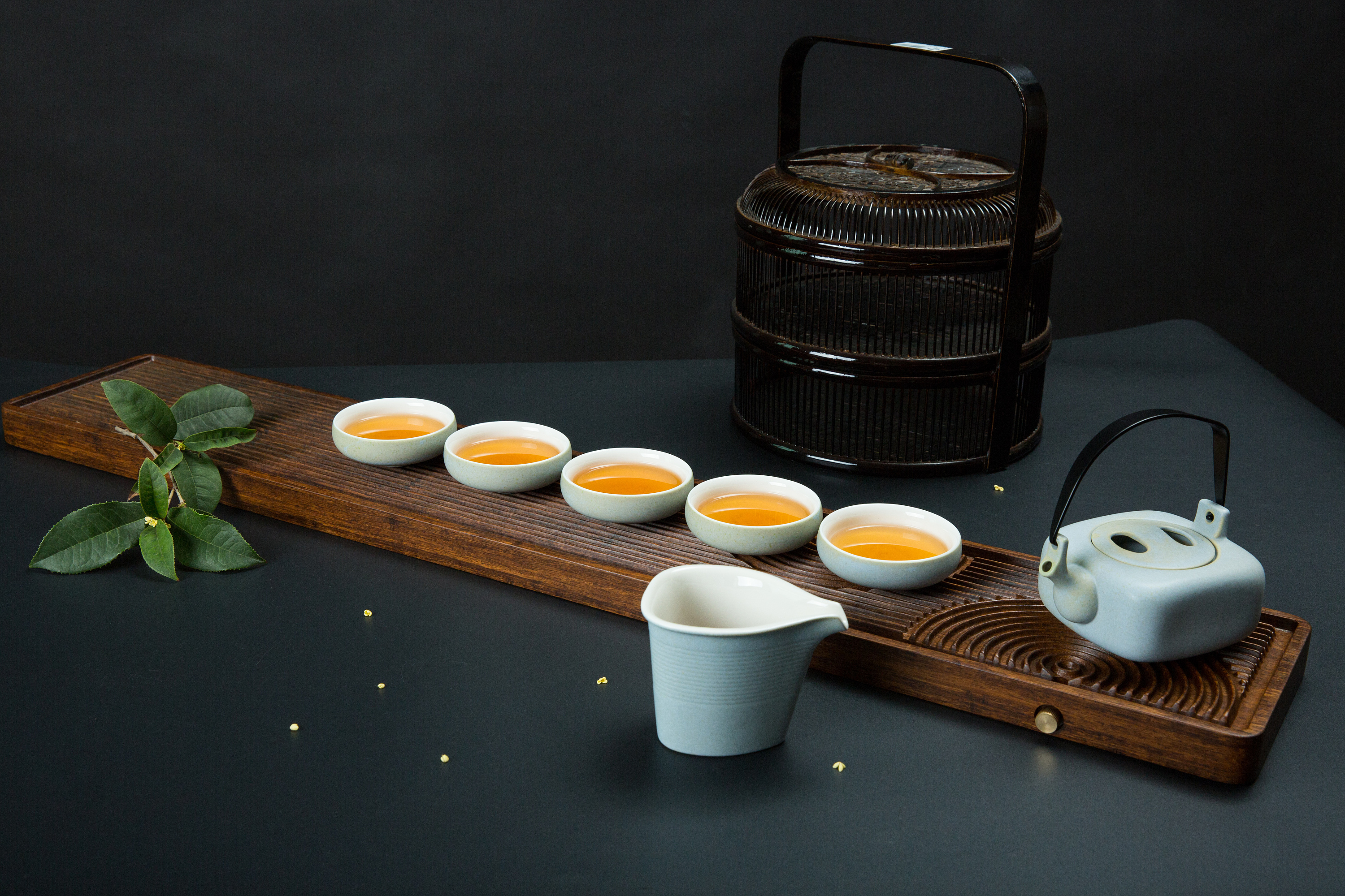 青瓷茶具摄影之美 茉莉视角下的光影艺术