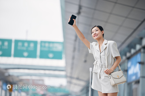 街头光影中的瞬间 女性拦车招手照的冲印与意义